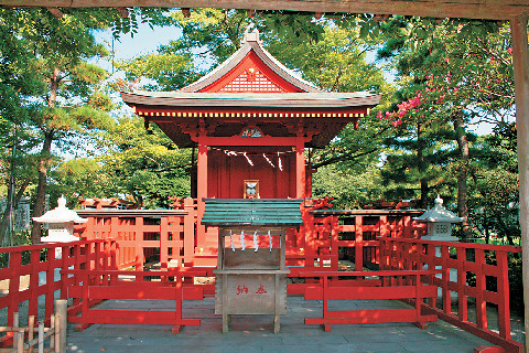 鶴岡八幡宮の境内にあるパワースポット「旗上弁財天社」