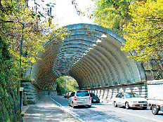 【鎌倉七口】庚申塔や道祖神の石造が名残を感じさせる「巨福呂坂切通」