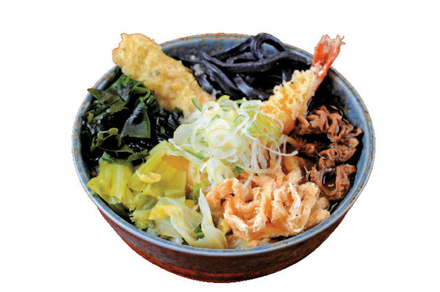 竹炭を練り込んだブラックうどん「吉田うどん ふじや」