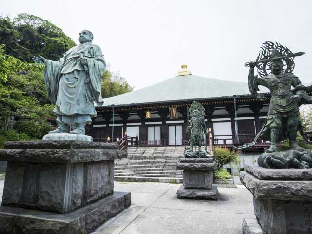 日蓮聖人像と四天王像が迎える「長勝寺」