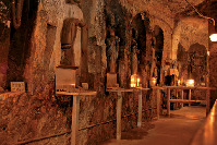 【長谷寺×見どころ】岩壁に刻まれた神々「弁天窟」