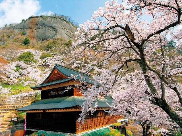 【大月&都留×観光】富士山を望む標高634mの岩山「岩殿山」