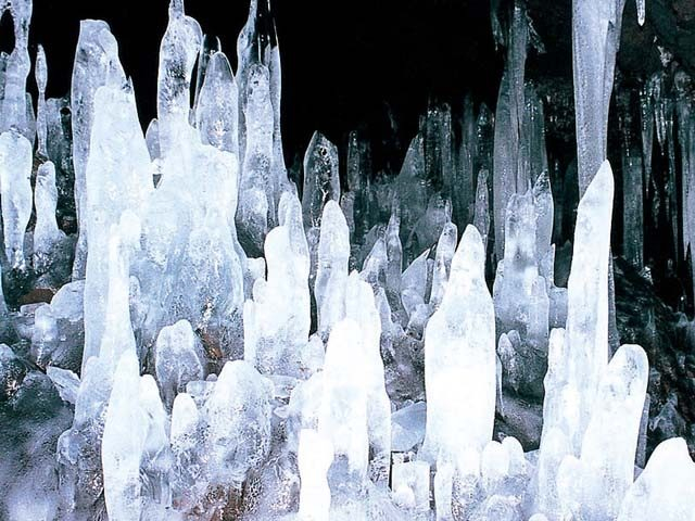 洞窟の中に広がる氷の世界に驚き