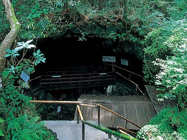 洞窟の中に広がる氷の世界に驚き