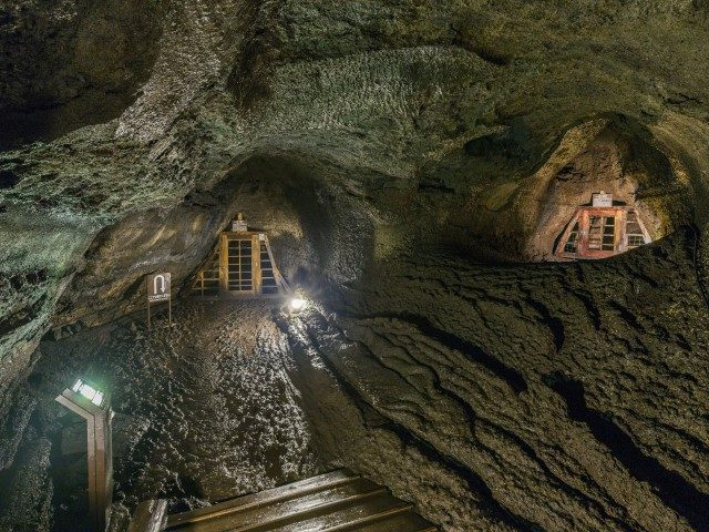 溶岩の流れた跡がはっきりわかる!