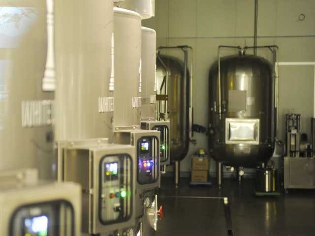 ガラス越しにワイン醸造が見られます!