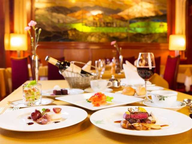 【一度は泊まりたい長野の高原の宿】老舗の風格を漂わせるクラシックホテル「軽井沢万平ホテル」