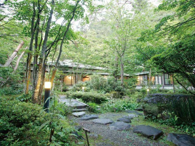 【一度は泊まりたい長野の温泉宿】滝のごとく流れ落ちる驚異の自家源泉「上林ホテル仙壽閣」