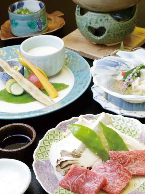 【一度は泊まりたい長野の温泉宿】滝のごとく流れ落ちる驚異の自家源泉「上林ホテル仙壽閣」