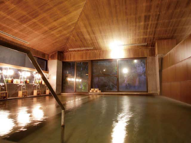 【一度は泊まりたい長野の温泉宿】滝のごとく流れ落ちる驚異の自家源泉「上林ホテル仙壽閣」