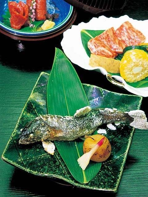 【一度は泊まりたい長野の温泉宿】四季折々に趣を変える白濁の大露天風呂「泡の湯旅館」