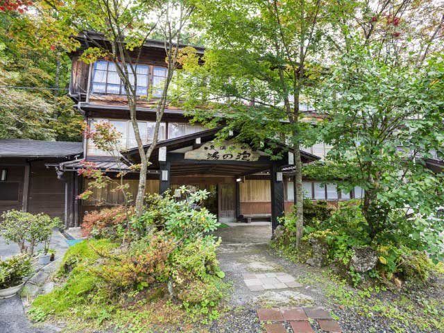 【一度は泊まりたい長野の温泉宿】四季折々に趣を変える白濁の大露天風呂「泡の湯旅館」