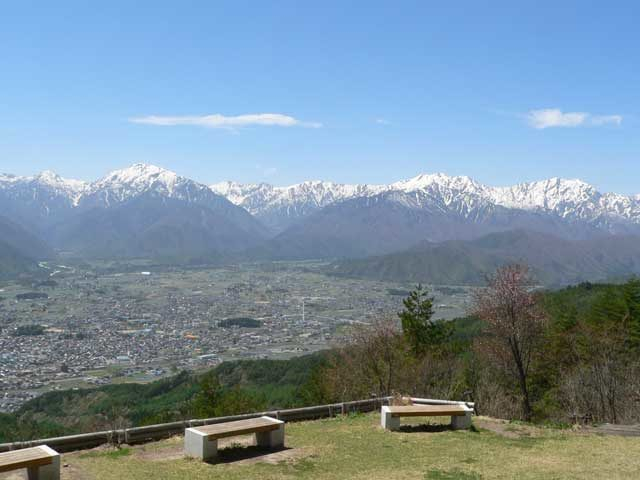 冠雪の名峰が連なる大パノラマ「鷹狩山展望台」