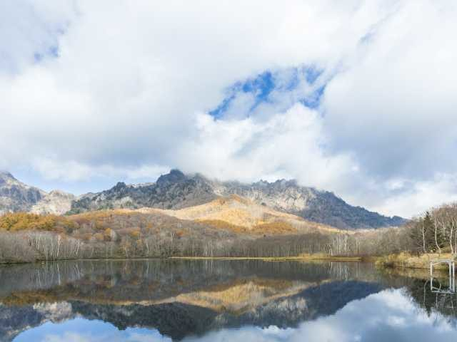 【戸隠神社周辺×立ち寄りスポット】大地の気に包まれる瞑想の場「鏡池」