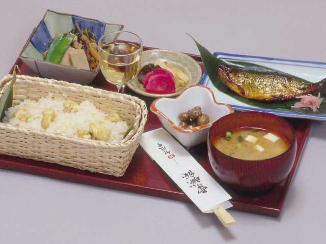 ④老舗栗菓子店・竹風堂の栗おこわを味わう