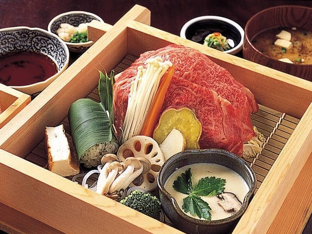素材の旨みを楽しむ創作郷土料理「門前茶寮彌生座」