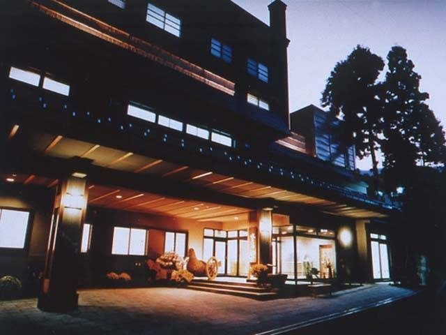 【一度は泊まりたい長野の温泉宿】屋の豪壮な造りを見上げ名湯にどっぷり浸かる「旅館 さかや」