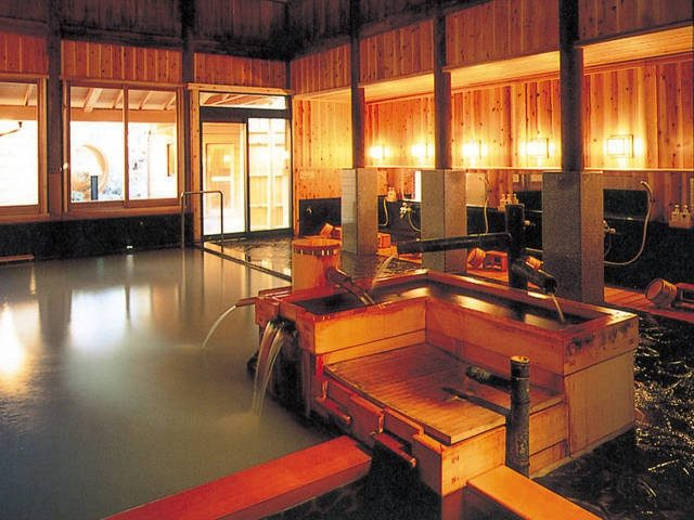 【一度は泊まりたい長野の温泉宿】屋の豪壮な造りを見上げ名湯にどっぷり浸かる「旅館 さかや」