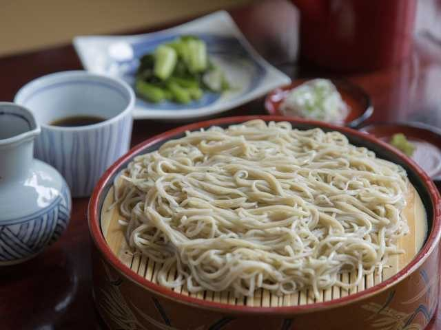 地元の玄そばを石臼で挽いて手打ちする「山品」