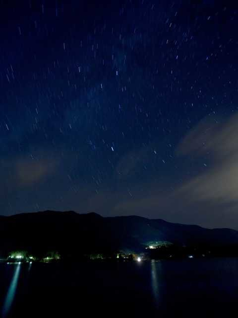 静かな湖面でカヌー体験を楽しむ「大町・青木湖アドベンチャークラブ」