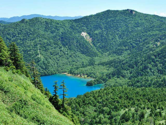 裏志賀山から望むコバルトブルーの池