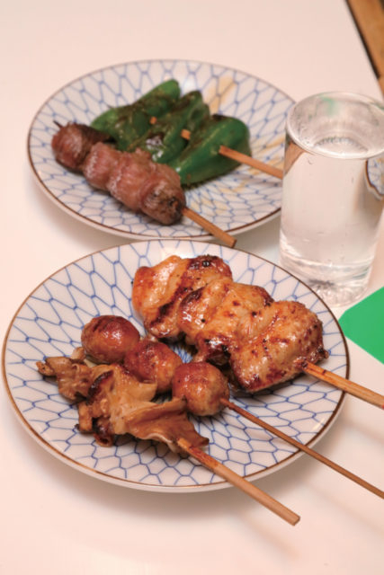 【大須で食べ歩き】古き良き情緒と味わいに惹かれ今宵も賑わう大須の街角「やきとり角屋」