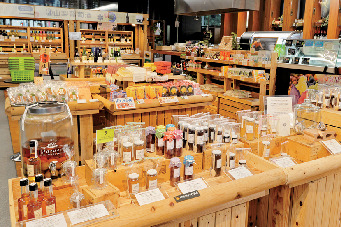 オープンカフェ まるごとやまなし館