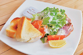 オープンカフェ まるごとやまなし館