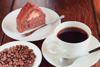 丘一面に花咲く中山高原でコーヒーとともに至福のひと時を