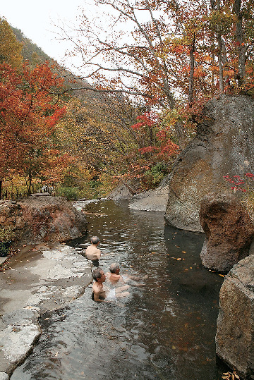 〈信州高山温泉郷の日帰り温泉〉松川渓谷温泉 滝の湯