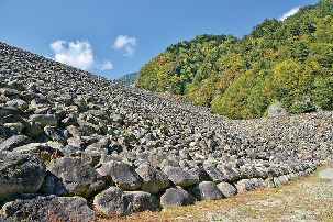 信州有数の景勝地「高瀬渓谷」