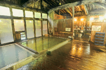 【一度は泊まりたい長野の温泉宿】四季折々に趣を変える白濁の大露天風呂「泡の湯旅館」