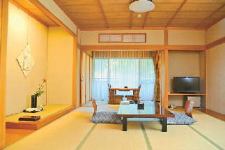 【一度は泊まりたい長野の温泉宿】四季折々に趣を変える白濁の大露天風呂「泡の湯旅館」