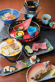 【蓼科・ビーナスライン×グルメ】標高2000mの絶景とおもてなしの宿「山本小屋ふる里館」