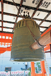 信濃から引きずってきた鐘もあるぞ!