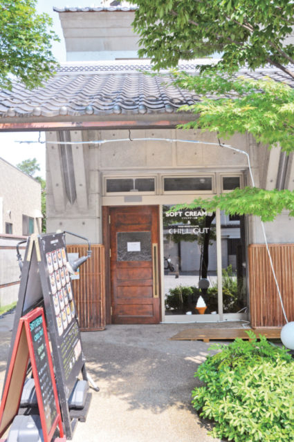 お地蔵様カステラをトッピング「CHILL OUT&ソフトクリーム畑」