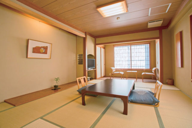 【一度は泊まりたい長野の温泉宿】屋の豪壮な造りを見上げ名湯にどっぷり浸かる「旅館 さかや」