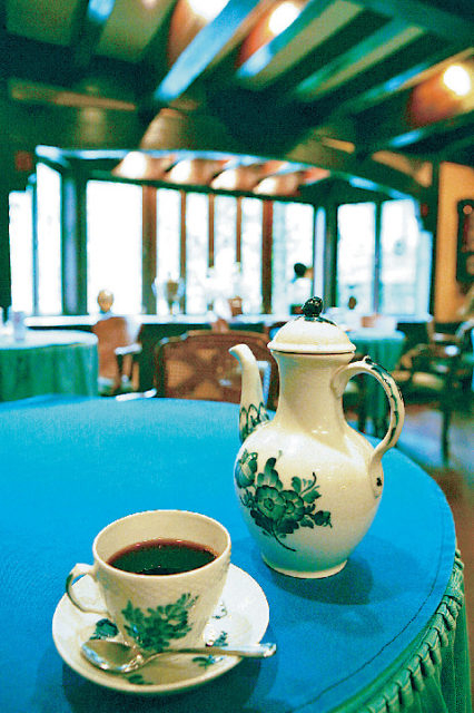 旧軽銀座の人気店 アンティーク洋館カフェで一息「珈琲歌劇」