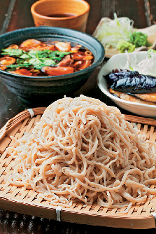 〈八ヶ岳のグルメスポット〉手打蕎麦さかさい