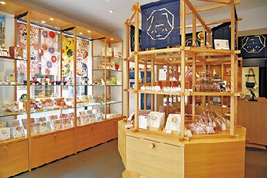 新旧の文化が共存するみやげ店「鎌倉八座」