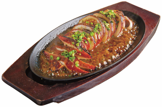 大型水槽に泳ぐイカをいただく「函館海鮮料理 海光房」