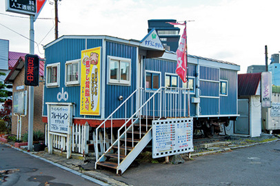 焦がし背脂が味の決め手あっさり、コク深いラーメン「ブルートレイン」