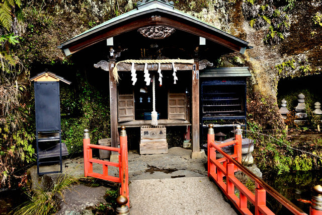 銭洗弁財天宇賀福神社の境内をご案内「下之水神宮」