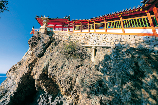 【広島・鞆の浦観光×島】岩壁にそびえる朱塗りの観音堂「阿伏兎観音(磐台寺観音堂) 」