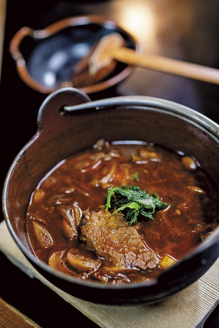 牛肉と野菜のうまさが鉄鍋にあふれる「ぱいち」