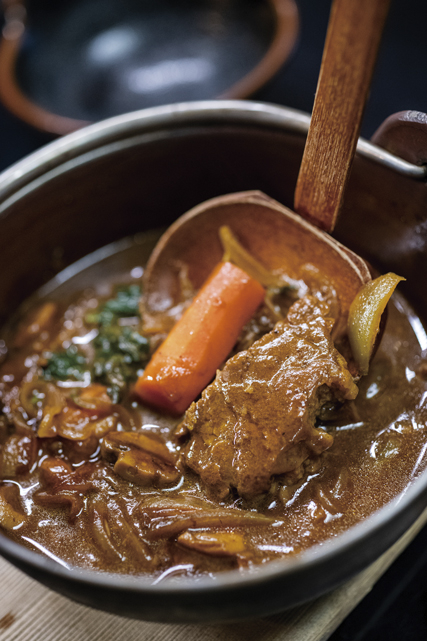 牛肉と野菜のうまさが鉄鍋にあふれる「ぱいち」