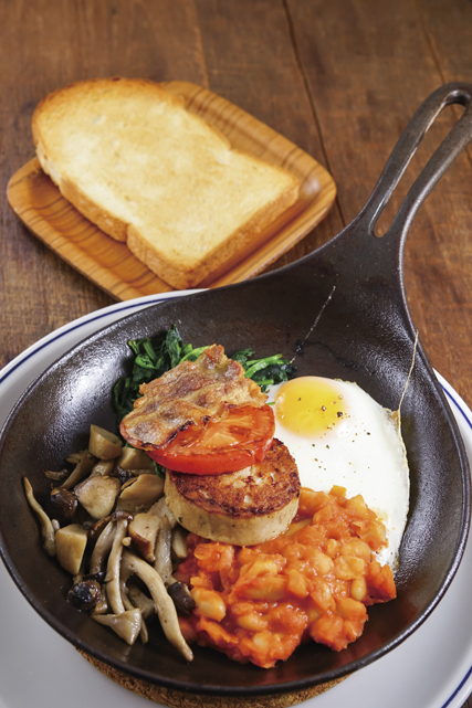 焼きたてパンとこだわりの燻製料理「SUKE6 DINER」