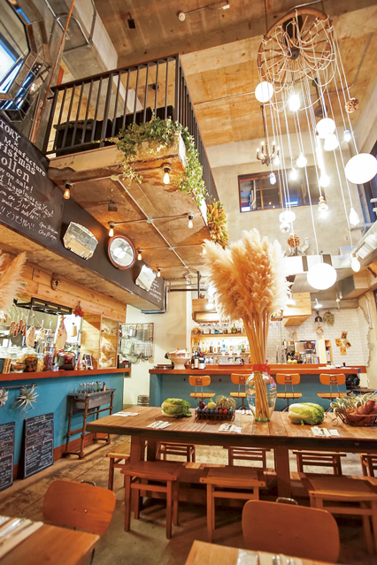 焼きたてパンとこだわりの燻製料理「SUKE6 DINER」