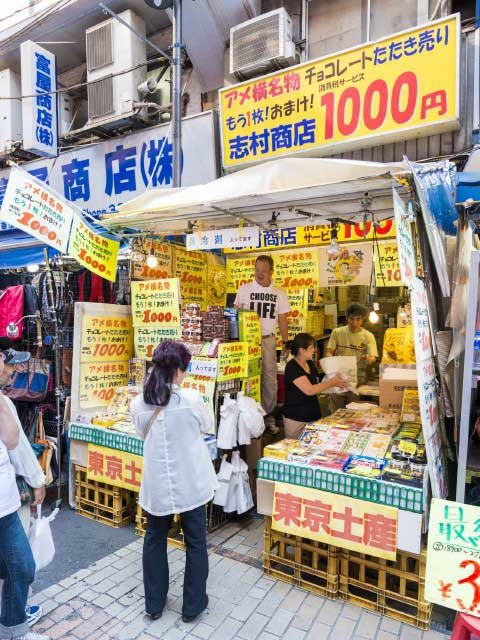 【上野・アメ横×ショッピング】名物のたたき売りでお得にゲット!「志村商店」