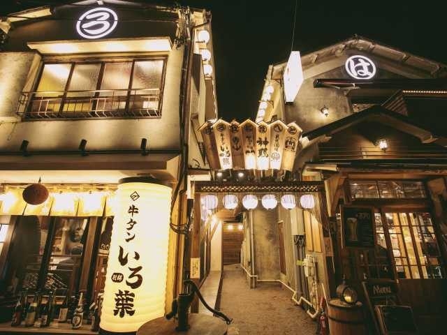 19:30 ほぼ新宿のれん街でカンパイ!東京観光は夜も楽しい!